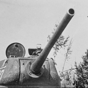 Советский танк Т-34-85 перед атакой. Белоруссия, 1944 г..jpg