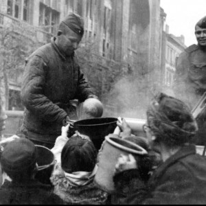 Бойцы раздают пищу жителям Берлина. Апрель 1945 г..jpg