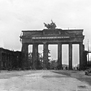 Бранденбургские ворота. Май 1945 г..jpg