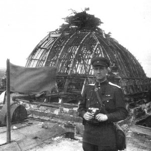 Военный фотокорреспондент газеты Прибалтийского фронта Впере.jpg
