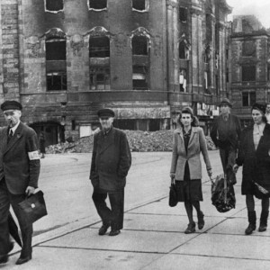 Возвращаясь к мирной жизни. Берлин, май 1945 г..jpg