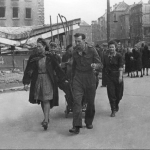 Жители Берлина идут на разборку завалов. Май 1945 г..jpg