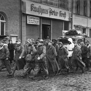 Колонна пленных немцев на одной из улиц Берлина. 1945 г..jpg