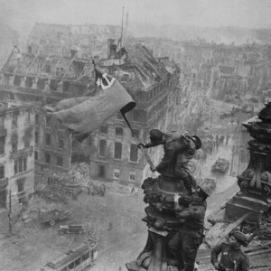 Красный стяг над рейхстагом. Сфотографировано 2 мая 1945 г..jpg