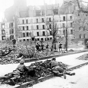 Ломая сопротивление берлинского гарнизона. Апрель 1945 г..jpg
