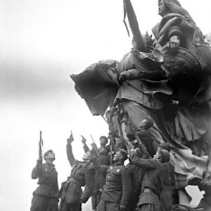 На крыше рейхстага бойцы салютуют из личного оружия. Сфотогр.jpg