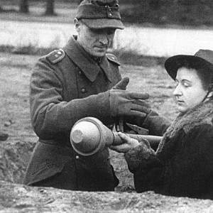 Немка на занятиях по применению фаустпатрона. 1945 г..jpg