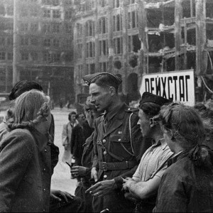 Офицер-союзник беседует с жителями Берлина. Май 1945 г..jpg