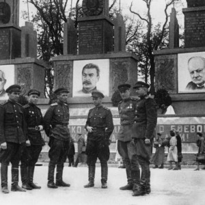 Офицеры 3-го Белорусского фронта у портретов лидеров Союзных.jpg