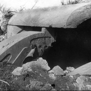 Разбитый дот у форта №10 в Кенигсберге. Апрель 1945 г..jpg