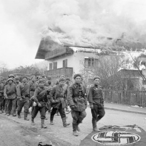 Советские воины на подступах к Вене. Апрель 1945 г..jpg