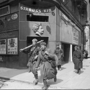 Советские солдаты на улицах Вены. Апрель 1945 г..jpg