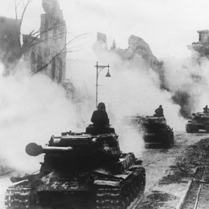 Советские танки на улицах Берлина. Апрель 1945 г..jpg