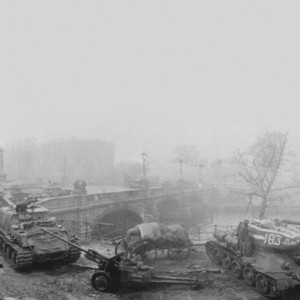 Советские танкисты форсировали реку Шпрее в районе рейхстага.jpg