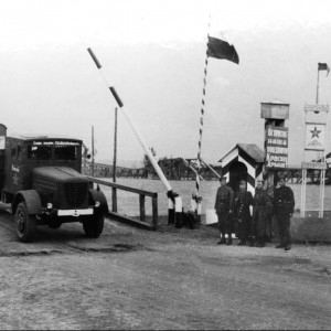 Советско-польский пост у моста через реку Висла. 1945 г..jpg