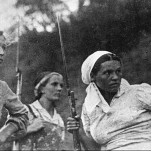 Девушки-партизанки на боевом задании. Август 1941 г..jpg