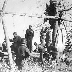 Фашистские технологии. Петли аккуратно одевают на шеи. 1941 .jpg