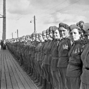 Девушки-снайперы перед отправкой на фронт. 1943 г..jpg