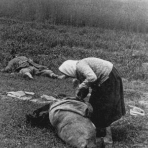 Женщина собирает трофеи после боя..jpg
