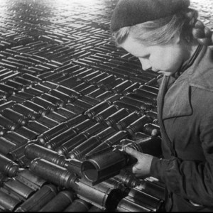 Она делает снаряды. 1943 г..jpg