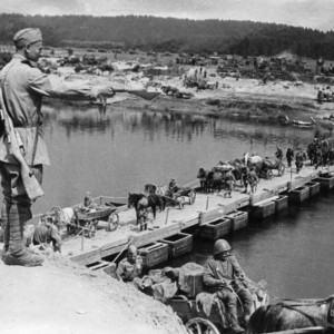Переправа по понтонному мосту. 1944 г..jpg