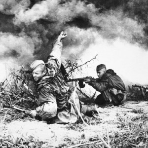 Советские разведчики в бою. Боец бросает гранату РГ-42. 2-й Белорусский фронт..jpg