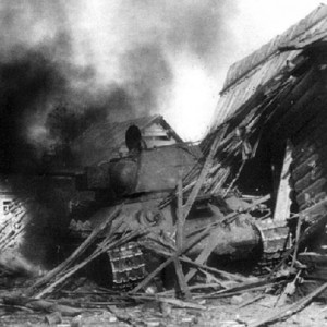 Советский танк Т-34-76 в бою в деревне..jpg