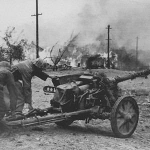 Немецкие артиллеристы разворачивают противотанковую пушку PaK 38 в бою на окраине Сталинграда..jpg