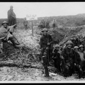 Британские солдаты радуются только что захваченному окопу 1918 год..jpg