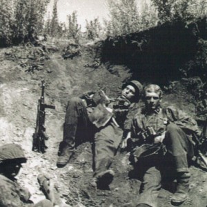 Гренадеры СС в захваченном окопе во время Курской битвы, июль 1943 года..jpg