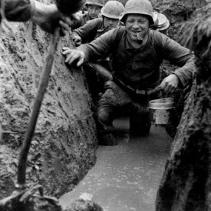 Немецкие солдаты в залитых водой окопах разносят пищу октябрь 1943.jpg