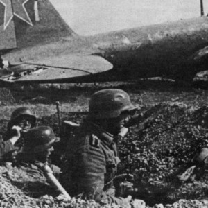 Немецкие солдаты в окопах на фоне поврежденного советского штурмовика Ил-2.jpg
