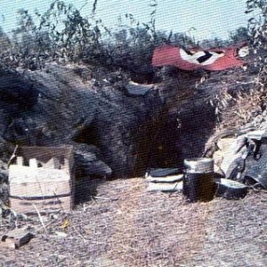 Август 1942 г. На передовой. Флаг со свастикой служит для предупреждения немецким самолетам..jpg