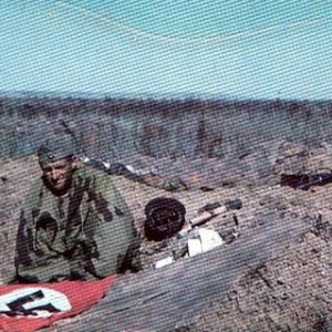 На передовой. Немецкий солдат в трофейной плащ-палатке.jpg