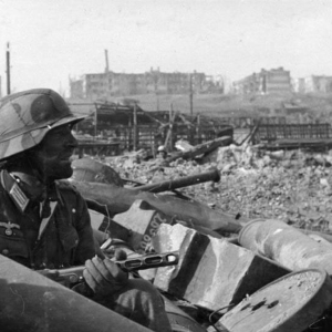 Немецкий солдат в окопах Сталинграда 1942 год..png