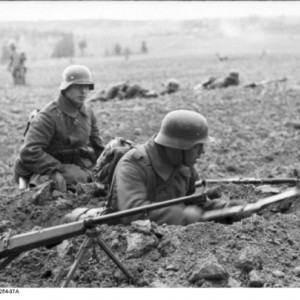 Расчёт противотанкового ружья. PzB-39. роет себе окоп..jpg