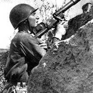 Боец в окопе с ПТРД.jpg