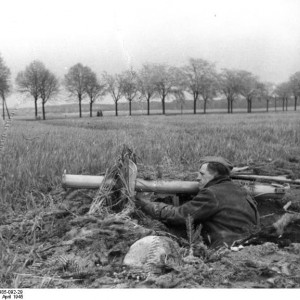 vor_Berlin__Volkssturm_mit_Panzerabwehrwaffe.jpg