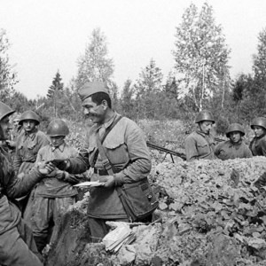 Советские бойцы на передовой получают почту Время съемки 1942..jpg