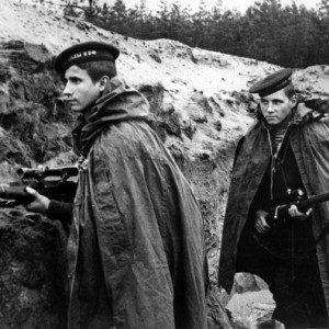 Моряки-балтийцы со снайперскими винтовками в окопе под Ленинградом.jpeg