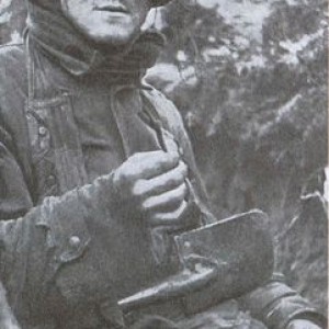 Солдат, хорошо укрывшийся в окопе во время боев в Арнеме.jpg