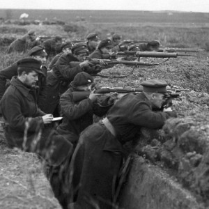 Солдаты Народной армии Эстонии в окопах под Печками в Сетумаа, 1919 г..jpg