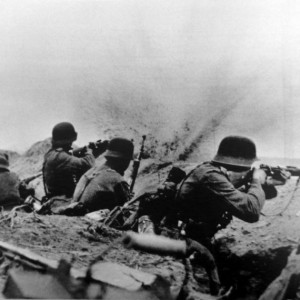 Немецкие солдаты ведут огонь из окопа. 1942-1943 гг..jpeg