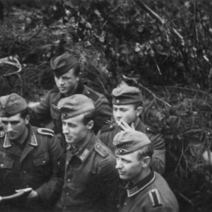 Пятеро немецких солдат у пулемета MG-34.jpeg