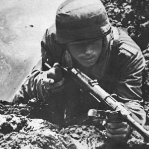 Немецкий десантник, вооруженный пистолетом-пулеметом MP-40..jpeg