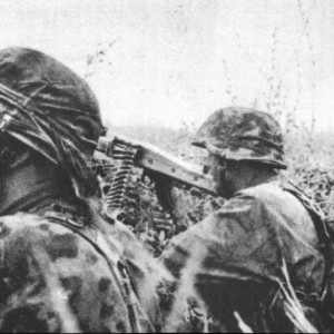 Немецкие солдаты из состава войск СС в окопе с пулеметом MG-42 во время операции «Цитадель»..jpeg