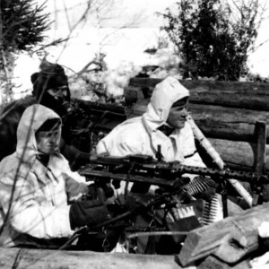Немецкие пулеметчики с пулеметом MG-34 на станке на подготовленной огневой позиции..jpg