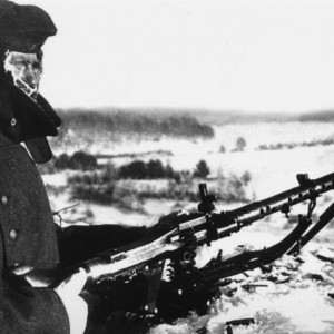 Покрывающийся инеем немецкий пулеметчик с MG-34 на позиции..jpg