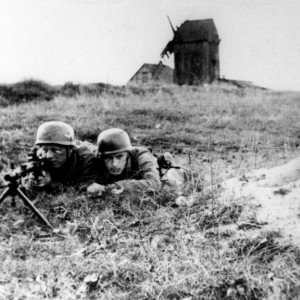 Немецкие парашютисты с пулеметом MG-34 занимают позицию у ветряной мельницы в Нидерландах..jpg