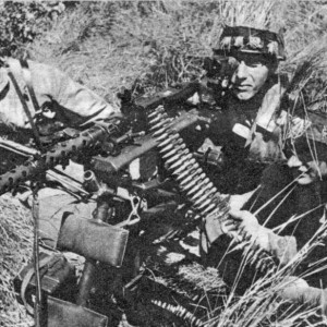 Немецкие десантники на позиции с пулеметом MG-34..jpg